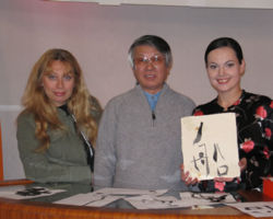 左・・・通訳、右・・・アナウンサー
私は10cm位台の上 (チュメニのテレビ局) 左・・・通訳、右・・・アナウンサー 私は10cm位台の上 (チュメニのテレビ局)