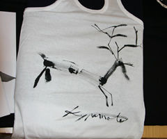 書道用の紙を忘れ、シャツに書く。 この後多くの人がシャツを買ってくる。最後はシャツが売り切れて、パンツに書かされる。 書道用の紙を忘れ、シャツに書く。 この後多くの人がシャツを買ってくる。最後はシャツが売り切れて、パンツに書かされる。