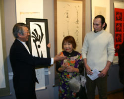 蔵元代表(左)大杉弘子氏(中) 当地の人気の画家(右) 蔵元代表(左)大杉弘子氏(中) 当地の人気の画家(右)