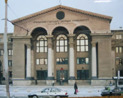 エカテリンブルグ・国立ウラル大学(ウラル山脈のふもと) エカテリンブルグ・国立ウラル大学(ウラル山脈のふもと)